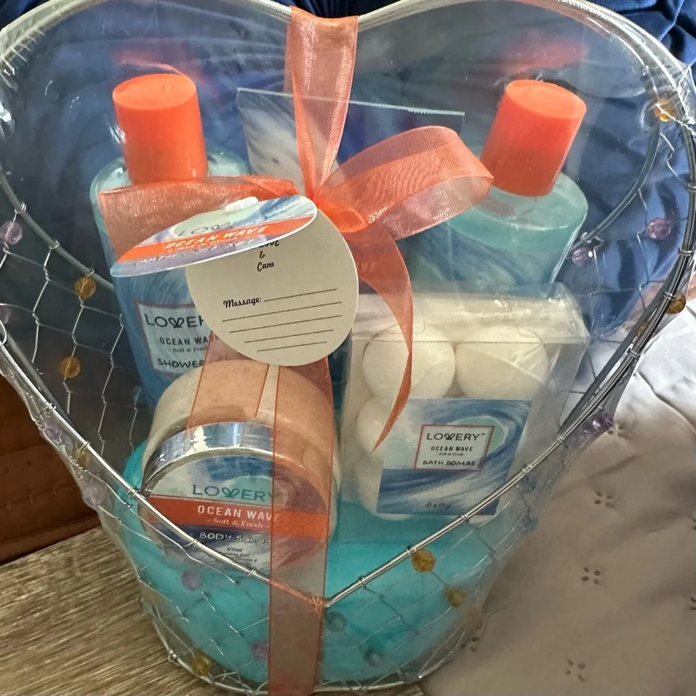 Lovery Ocean Wave Bath & Body Gift Set with bag & bow & gift tag.